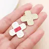 Nuevo accesorio de colgante de aleación con forma de corazón de jeringa médica roja y blanca, gorro de enfermera, accesorio para joyería de nicho DIY