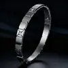 Pulseira de Aço Inoxidável Cor de Aço Titânio Sem Cor Feminina High-end Luxo Leve Personalidade Europeia e Americana Galvanoplastia Antiga Nova Chegada Diamante Diamante Completo