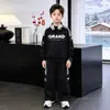 Roupa infantil, conjunto para meninos, novo estilo primavera/outono 2026, moderno e estiloso, para crianças maiores, moletom com estampa de letras e calça, conjunto esportivo de duas peças