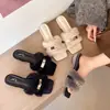 Nuevas zapatillas peludas estilo francés 2026 para mujer, aptas para usar en exteriores, versión coreana, puntera cuadrada, tacón plano, sandalias de moda con hebilla metálica para el hogar y para ir al trabajo