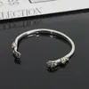 Pulsera vintage ajustable con apertura de perla de calavera de palma, juego de hebilla de oreja, pulsera de lujo ligero de alta calidad