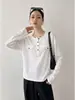 Suéter tricotado branco casual e descontraído com gola Henley para mulheres, perfeito para o início do outono, com um design simples e elegante, modelagem solta e mangas compridas, ideal como peça base