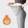 Leggings de maternidade para outono e inverno, com suporte para a barriga, adequados para usar fora de casa, forrados com fleece, calças compridas não restritivas para gestantes