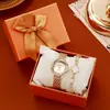 Reloj para Mujer Moda Nicho Temperamento Versátil Reloj de Cuarzo para Mujer Reloj de Esfera Pequeña Set de Pulsera de Trébol de Cuatro Hojas