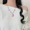 Colar Choker com Pingente de Morango Rosa Fresco da Moda com Design Único e Contas 2026 Novo Estilo Acessório de Pescoço para Mulheres