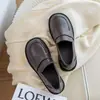 Sapatos baixos de sola grossa femininos pequenos de couro 2024 primavera e outono novos estilo coreano versáteis retrô de camada única com sola macia