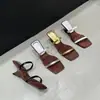 Pantuflas de exterior elegantes y sofisticadas para mujer con una correa dorada única y diseño de tacón alto