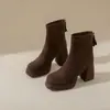 Botas de tornozelo femininas de salto alto, novo estilo de moda primavera/outono 2026, design coreano elegante, adequadas para mulheres baixinhas, com saltos grossos, material elástico e efeito emagrecedor, disponíveis em tamanhos grandes