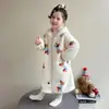 Pijama infantil para meninas com estampa de cachorrinho macia e fofa, apresentando um roupão com capuz feito de fleece floco de neve, um conjunto de loungewear grosso e quente que também pode ser usado como roupa externa.