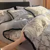 Borde peludo~Juego de ropa de cama de cuatro piezas engrosado de terciopelo de leche con relieve de invierno, juego de tres piezas de sábana y funda de edredón de franela de coral