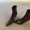 Botas finas de tacón alto de estilo británico de nicho, nuevas y de moda 2026 para mujer, con hebilla, punta fina, cremallera trasera elegante y diseño elástico
