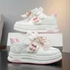 Tênis infantil de cano baixo, sapatos casuais para meninas, novo estilo primavera 2026, tênis brancos para estudantes, tênis esportivos leves e de sola macia para crianças