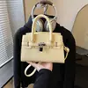 Bolsa Pequena de Venda Quente Outono/Inverno Transfronteiriça Feminina 2026 Novo Estilo Moda Versátil Bolsa Transversal Bolsa de Mão para o Trabalho Bolsa Platina