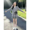 Conjunto de suéter combinando estilo coreano para mulheres, bonito e estiloso para outono e inverno, conjunto de duas peças com top de tricô e saia plissada