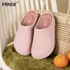 Pantuflas para uso exterior, estilo slip-on para parejas, EVA de alta calidad con textura de arco 3D, pantuflas perforadas de punta cerrada estilo Birkenstock
