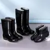 Resistentes al olor, cálidas y antideslizantes, estas botas de lluvia de color sólido con forro de polar son altas, gruesas, impermeables y duraderas, lo que las convierte en una opción elegante para hombres.