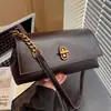 Bolso de hombro nuevo estilo europeo y americano con solapa, bolso cruzado con detalle de candado y cadena, bolso cuadrado pequeño, moderno y a la moda, adecuado para el trabajo, bolso de mujer, estilo moderno transfronterizo