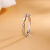 Anillo de pareja de amor de galaxia, diseño geométrico de nicho simple, estilo lujoso y ligero, anillo abierto con rombos para hombres y mujeres.