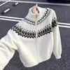 Suéter de punto jacquard Fair Isle para hombre y parejas, chaqueta cárdigan con cuello mao, estilo old money, otoño e invierno, venta al por mayor de fábrica transfronteriza