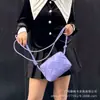 Primavera y verano 2024 nuevo nicho nuevo simple teléfono móvil boca sobre rojo tendencia cuero tejido hombro cruzado trabajo