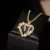 Nuevo Popular Transfronterizo Moda Personalizada Simple Corazón Hueco 26 Letras Inglesas Incrustado con Diamantes Collar con Colgante para Mujeres Venta al por Mayor