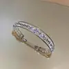 Pulseira geométrica aberta de contas de vidro com zircônia dopamina, minimalista e única, com uma estética sofisticada e doce