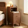 Armario alto de noche retro nórdico con veta de madera, estante abierto y doble cajón, armario de almacenamiento multifuncional para dormitorio
