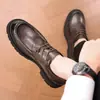 Sapatos Masculinos de Couro para Primavera e Outono de 2026, Sapatos Casuais Estilo Britânico, Sapatos com Cadarço para Trabalho e Dia a Dia, Sapatos Masculinos Resistentes ao Desgaste com Solado Grosso Atacado