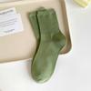 2023 otoño nuevos calcetines de mujer al por mayor color sólido dopamina media pantorrilla calcetines de algodón sueltos sentido moda calcetines de moda para mujer