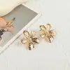 2025 Moda Transfronteriza Retro Pendientes de Flor Dorada Incrustados con Perlas Nicho Elegantes Versátiles Pendientes de Lujo Ligero Venta al por Mayor