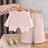 Conjunto de Roupa de Primavera para Meninas 2026 Novo Estilo Roupa de Primavera e Outono para Bebês e Crianças Conjunto Tendência de Três Peças com Colete de Renda de Manga Longa