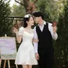 Vestido Blanco de Compromiso con un Estilo Francés de Alta Gama, Adecuado para el Registro, Talla Petite, con Mangas Volantes y Mangas Abullonadas