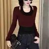 Camiseta feminina de manga longa com gola halter, estilo duas peças emenda, coleção outono 2025, com design que revela a clavícula, um top único e que emagrece