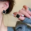 Brincos de Argola de Prata S925 com Rombos Pretos Design de Nicho Brincos de Luxo Leve de Alta Qualidade para Mulheres Brincos Simples Versáteis Venda por Atacado