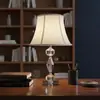 Lámpara de mesa de cristal, una lujosa luminaria de estilo europeo, adecuada para una sala de estar posmoderna, como lámpara de pared de fondo o como lámpara de noche en el dormitorio; diseño simple y moderno