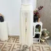 ¡Presentamos los Pantalones Perezosos Nuo Nuo! Ofrecen la cantidad adecuada de relajación, son cómodos y fluidos, pantalones casuales versátiles en beige y gris claro