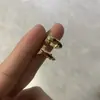 Nuevo Modelo 2025 Medio Anillo Chapado en Oro de 18 Quilates Pendientes Personalizados Lisos en Forma de T Versátiles Lujo Ligero Unisex Venta al por Mayor de Fábrica