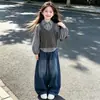 Conjunto Estilo Coreano para Niñas 2026 Nuevo Estilo Niños Medianos y Grandes Camisa a Cuadros con Mangas Abullonadas Chaleco Pantalones Vaqueros Cropped Conjunto de Tres Piezas