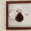 Pinza para el Cabello de Flor de Camelia Estilo Bosque Atmosférico para Mujer, Pinza de Tiburón para Medio Peinado de Primavera, Suave Accesorio de Pasador