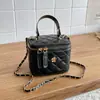 Bolsa Saco Acolchoada com Bordado de Diamante Moda Feminina 2026 Nova Verão Design de Nicho Alça de Corrente Bolsa de Ombro Transversal