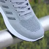Sapatos Masculinos Primavera e Outono Novos Tênis Respiráveis com Furos e Solado Macio Sapatos da Moda Sapatos Casuais Versáteis Sapatos Masculinos Antiderrapantes em Fly-knit