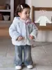 Super Lindo Conjunto de Invierno para Niñas Chaqueta con Orejas de Conejo para Niña Pequeña Pantalones de Micro Campana Elegantes Conjunto de Tres Piezas Ropa Coreana para Niños