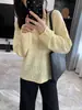¡Hermoso y elegante! Este top de punto de lana estilo coreano, con cuello redondo, corte holgado y efecto rejuvenecedor, presenta un diseño calado y crea una atmósfera encantadora, perfecto para el otoño.