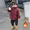 Jaqueta de Veludo Plus para Meninos Outono e Inverno 2026 Nova Estilosa Casaco de Algodão Engrossado Infantil Menino Bebê Bonito Parka