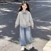 Conjunto de Duas Peças para Meninas 2026: Top Casual Listrado com Gola Lapela e Patchwork com Laço + Calça Jeans da Moda