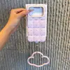 Funda de teléfono tridimensional con estampado de nubes, volantes florales y lunares pequeños, con asa en forma de nube y correa para colgar, adecuada para fundas de teléfono Apple 18/17