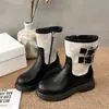 Botas de cano médio, estilo retrô baixo com fivela de cinto, botas de ciclismo de nicho, nova versão coreana 2026, estilo britânico, coloridas em blocos, bico redondo, femininas