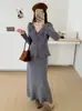Nuevo Conjunto de Punto de Dos Piezas para Mujer Otoño/Invierno 2026: Cárdigan Suéter de Punto con Escote en V y Flores Tridimensionales + Falda de Cintura Alta Estilo Suave