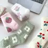 Calcetines Cálidos de Invierno para Dormir Lindos Dulces de Cereza Calcetines Gruesos Peludos Rellenos para Mujer Calcetines de Piso Calcetines de Tubo Medio