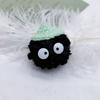 Llavero pequeño de bola de carbón, colgante de peluche, diseño de Thousand y Chihiro Girl, bonito bolso escolar, muñeca de dibujos animados colgante, pequeño regalo.